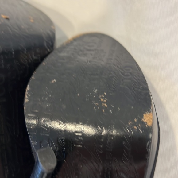 Beverly Feldman black pump with white and black flower on ankle strap - Picture 11 of 14